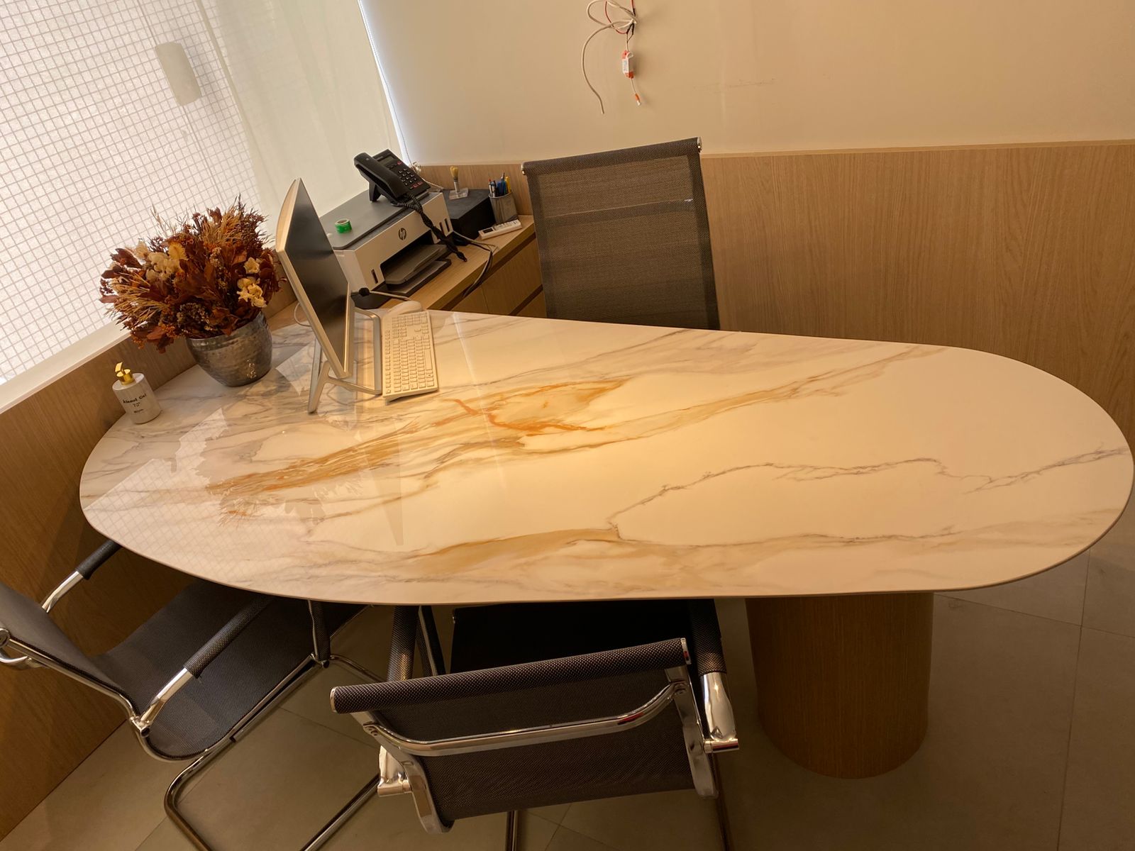 Mesa em lâmina Calacatta produzida pela KMA Marmoraria