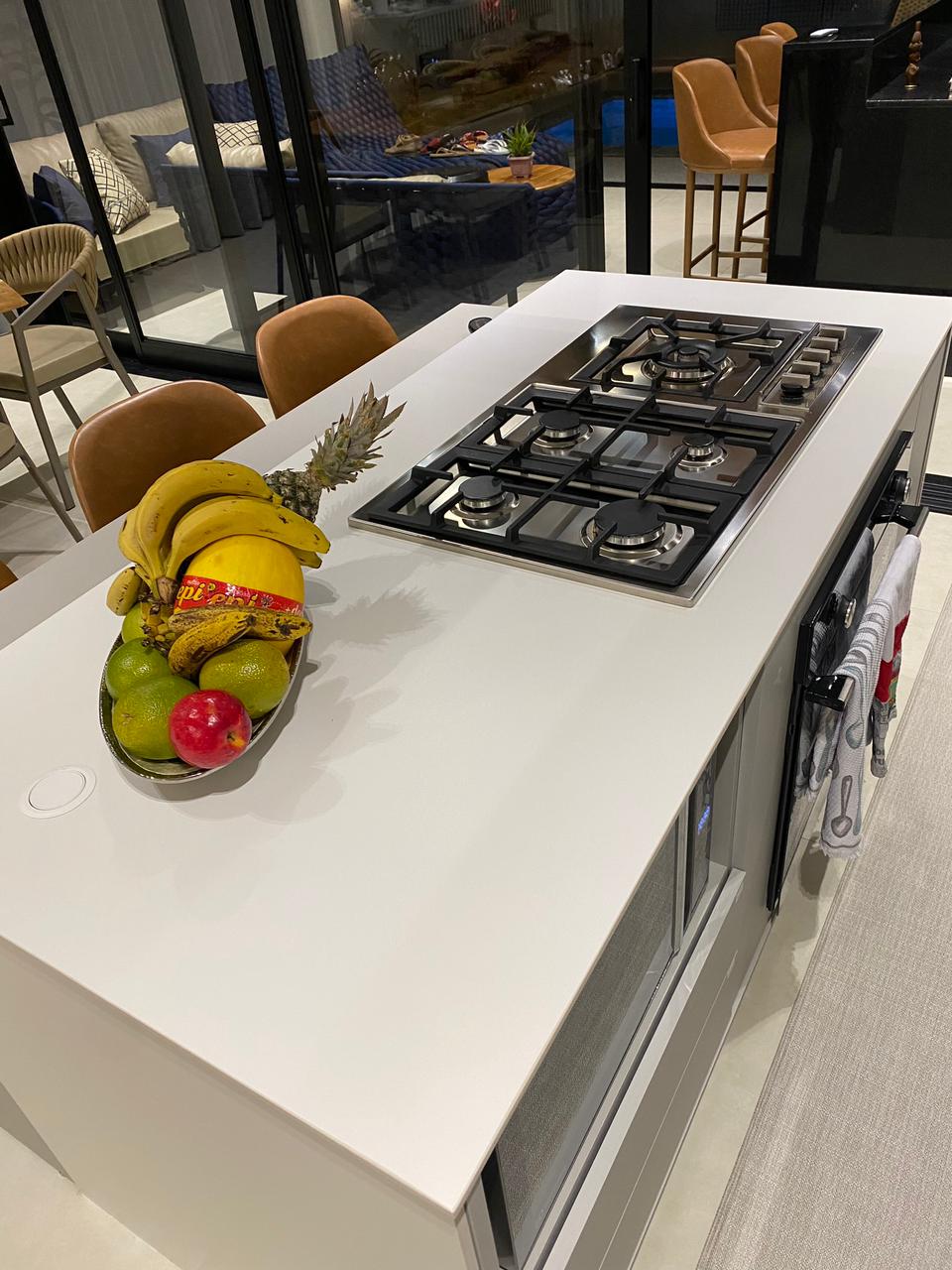 Ilha em lâmina com cooktop embutido