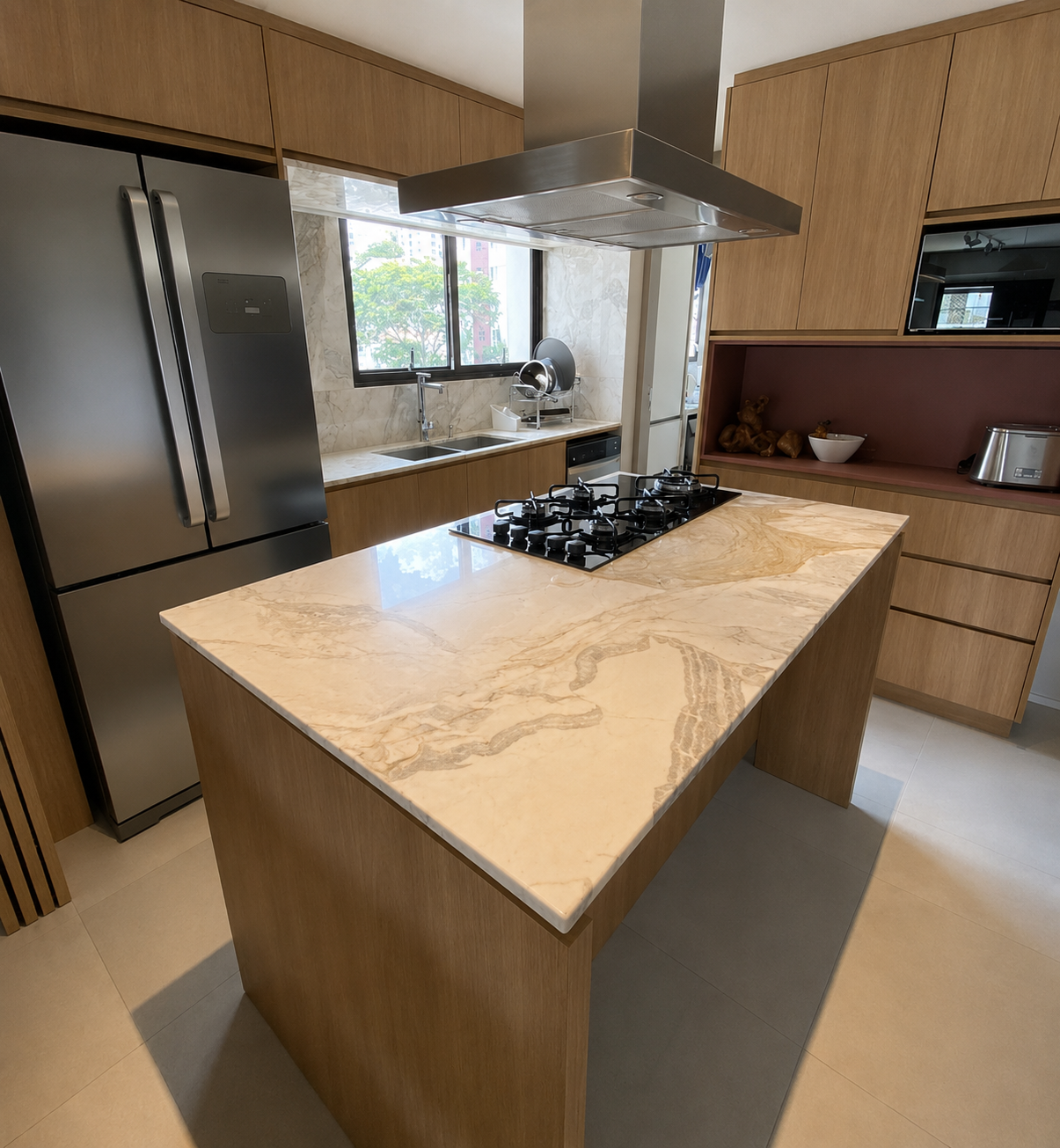 Cozinha planejada com ilha em mármore, geladeira e coifa